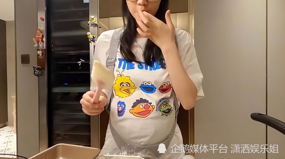 苗苗挺7月孕肚制作美食每天熬夜抢菜太辛苦晒女儿守菜背影照