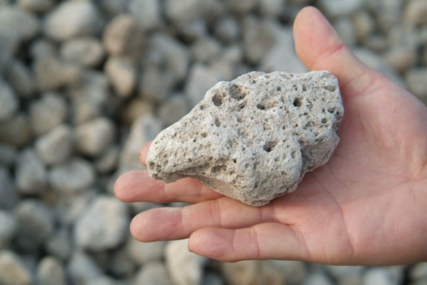 当然,浮石只是长白山火山石的一种,不是所有的火山石都能浮在水面