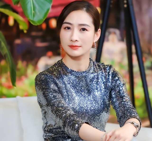 陶盺然晒女儿跳舞照,5岁核桃变化大,褪去婴儿肥长成苗条小淑女