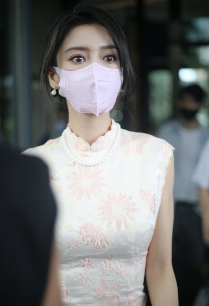 angelababy身穿米色修身旗袍搭配珍珠项链.angelababy优雅大方.