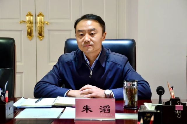 在认真听取发言后,区委书记朱滔代表区委,区政府向长期热情关注,积极