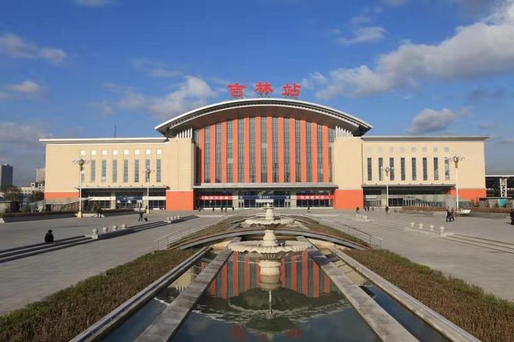 80万车站等级:一等站十三,长春西站站场规模:5台9面11