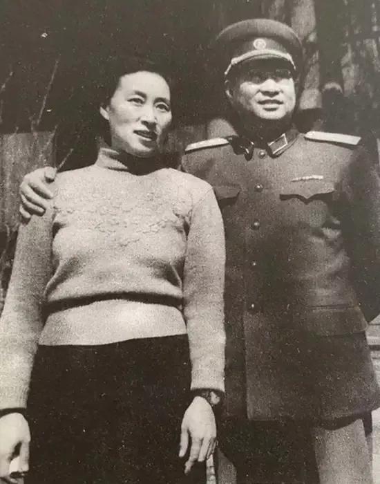 1943年,陈赓经常去延河边,大家问他去干嘛,他炫耀说:去接老婆