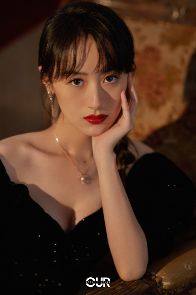 袁冰妍写真一袭黑裙性感优雅香艳迷人