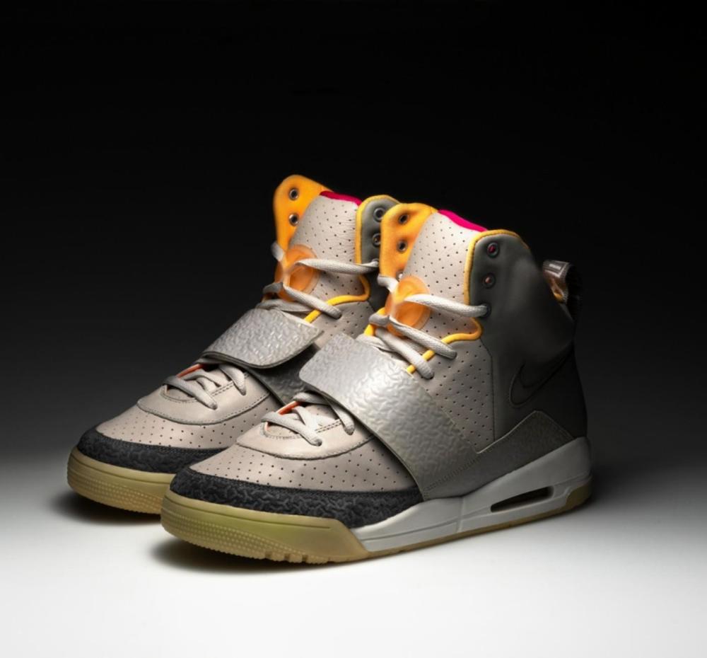 但在小编心中 kanye 联手 nike 曾经推出的 nike air yeezy 1 可谓是