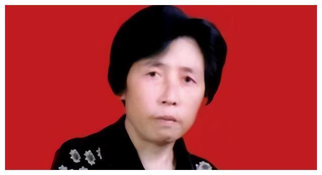 饭店,为了能吸引顾客,她还自己调制的辣椒酱,这也就是"老干妈"的前身