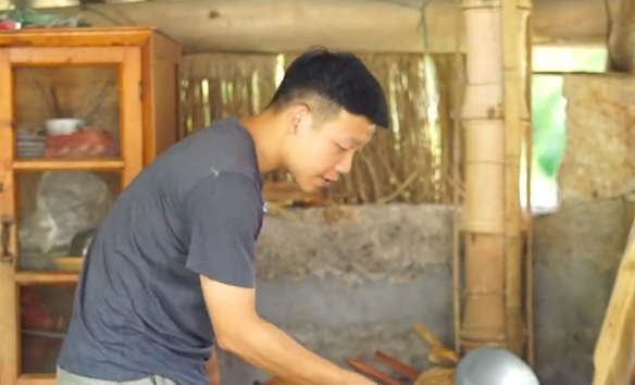 闲不住的阿俊:从纪录片导演到养猪男孩,阿俊用田园生活走红网络