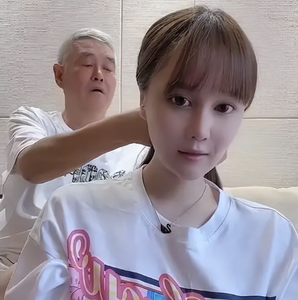 同样是赵本山的基因把前妻和现任的女儿一对比差距一目了然