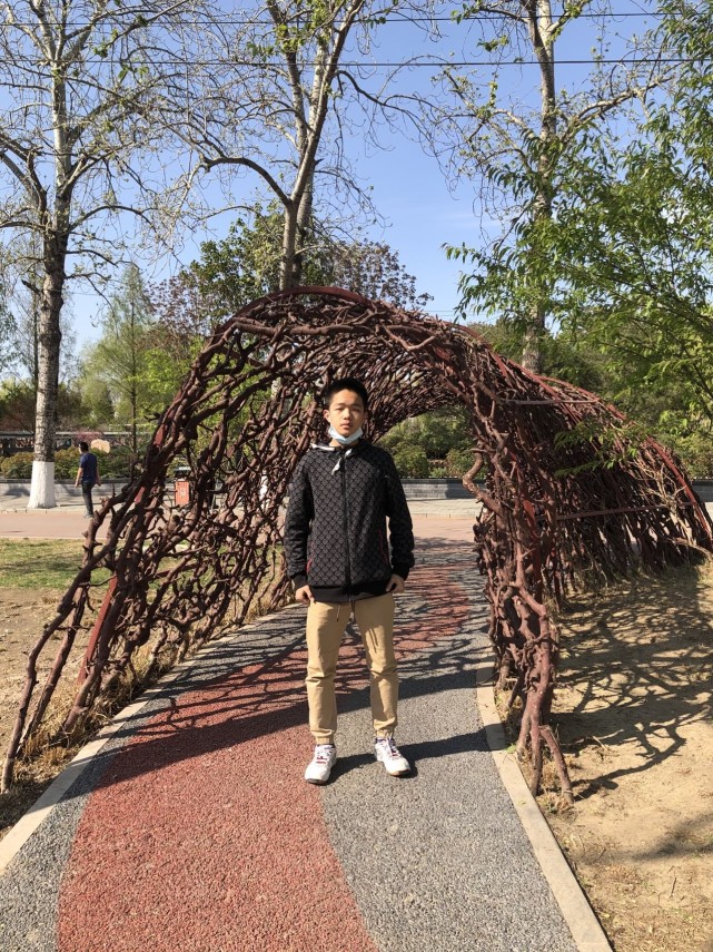 设计诗意两米线的海淀学生沈俊博跳街舞折飞机技能满满