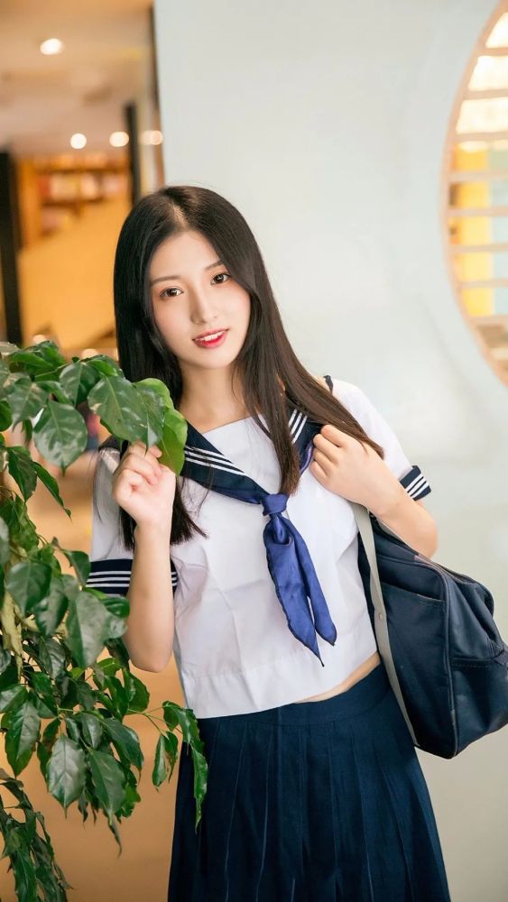 黑长直发美女校花学生校服清纯可人