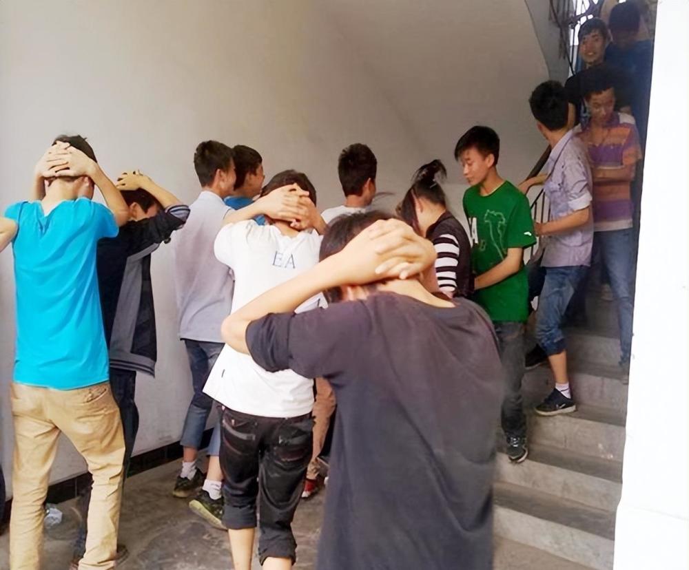 凭借着坚持不懈的努力,桑枣中学从拥有了第1个钢筋混凝土的厕所开始
