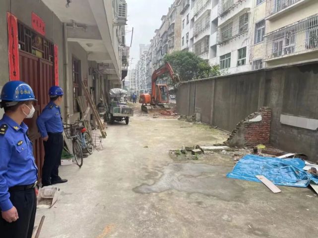 【文明城市创建】拆除违建齐发力 助力小区焕新颜_腾讯新闻