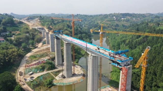最新进展成自高铁建设按下快进键球溪河双线大桥连续梁顺利合龙