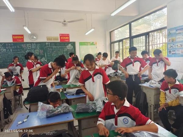 淮北经济开发区实验学校学生换穿统一新校服