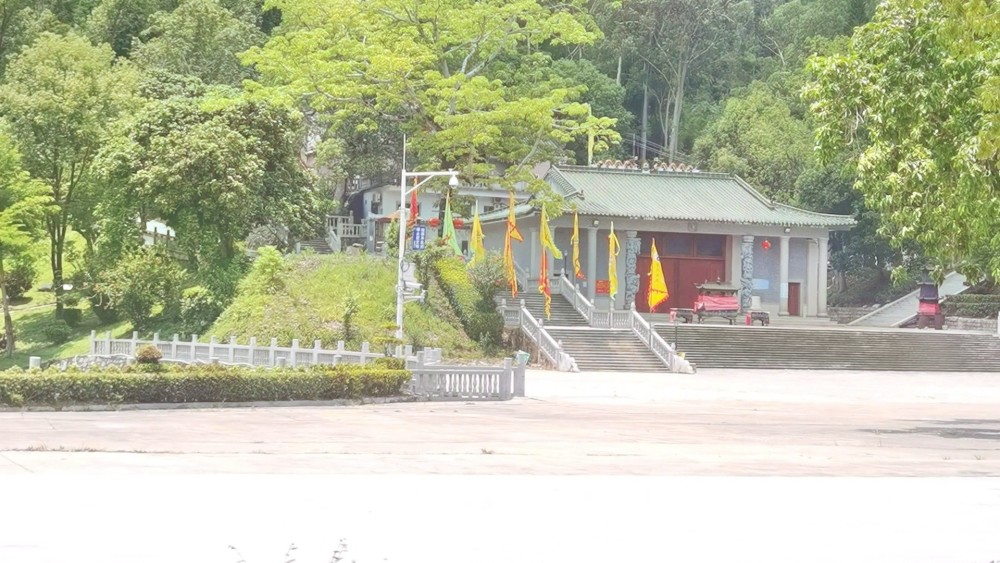 惠州惠东县谭公祖庙九龙峰线路全是台阶的山顶峰树挡住了美景