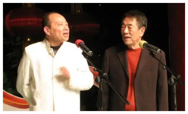 90岁杨少华现身餐饮店,被人搀扶着参加开幕式,网友