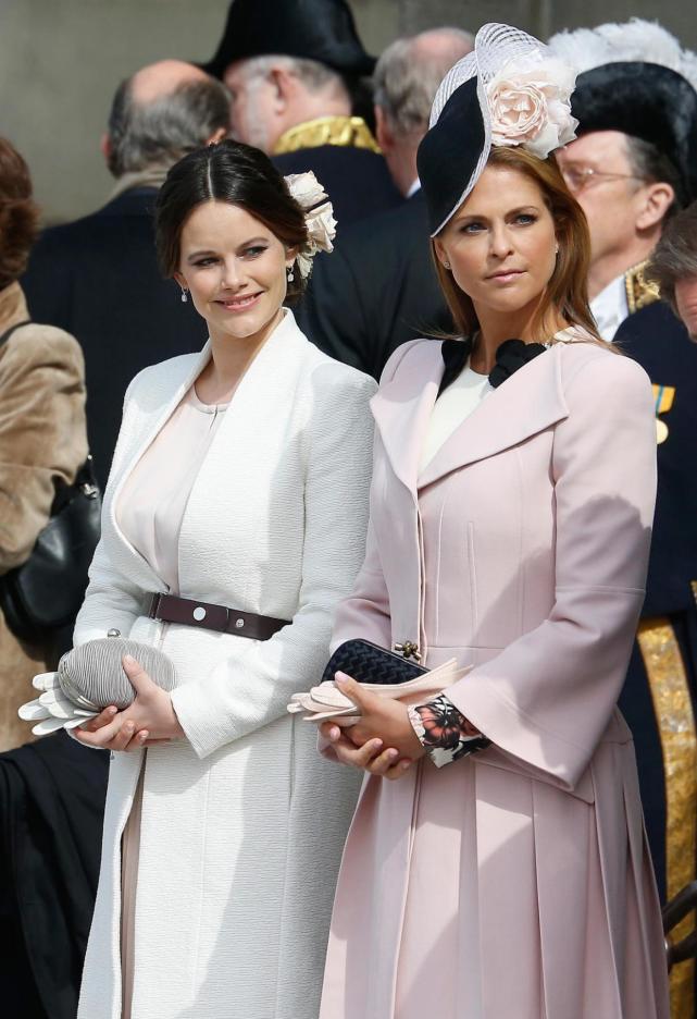 瑞典36岁索菲亚王妃状态太好,完全不像三胎妈妈,发饰太有风情了.