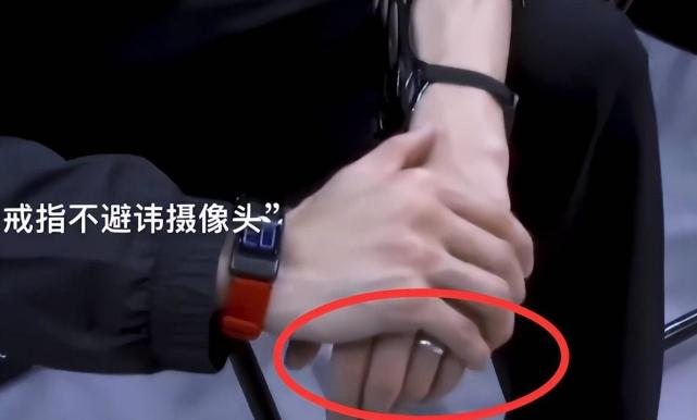 和很多大红的鲜肉们不同的是,周峻纬一进圈的时候就宣布自己已经结婚