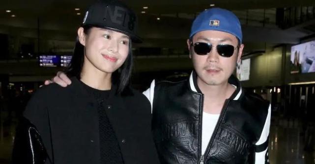 2014年的3月,胡杏儿更是主动在社交网站上上传了与李思捷的亲密合照.