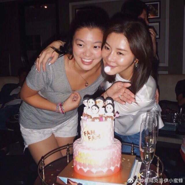 晒昔日母女亲密合照,忽视生母章小蕙|钟镇涛|章小蕙|钟嘉晴|范姜
