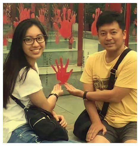 何政军女儿近照!父女前往博物馆悼念爷爷,爷孙手掌重合画面温馨