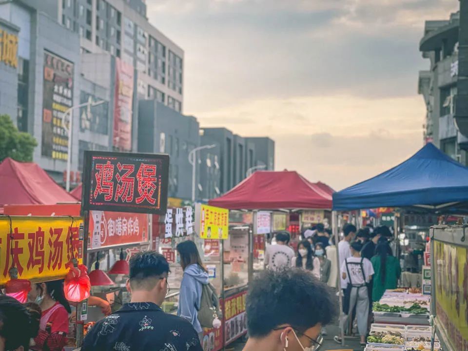 补给站般存在的后街,都是美食集散地,而大名鼎鼎湖北经济学院小吃街