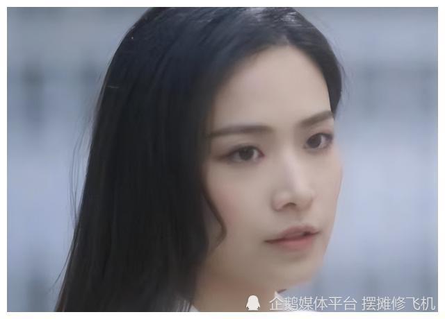 《猎罪图鉴》中,刘美彤饰演的瞿蓝心女装造型也很出众,一头长发.