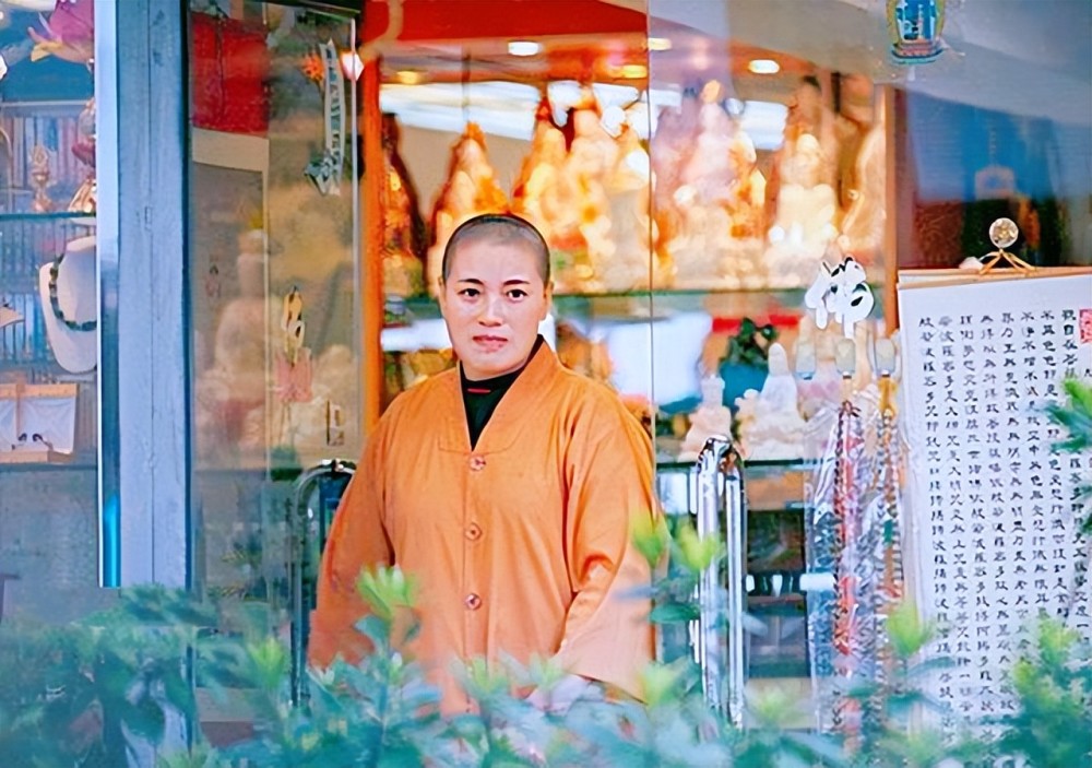 抱着投机的想法,龙恩来于2002年正式出家,获宝莲寺赐法号释智定,其