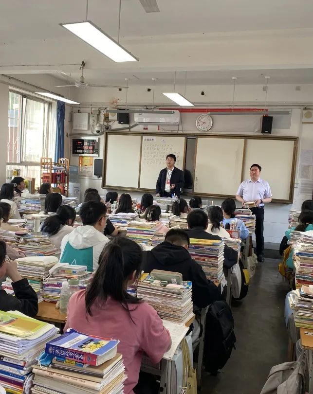点赞镇巴中学校长的暖心之举今天刷屏了