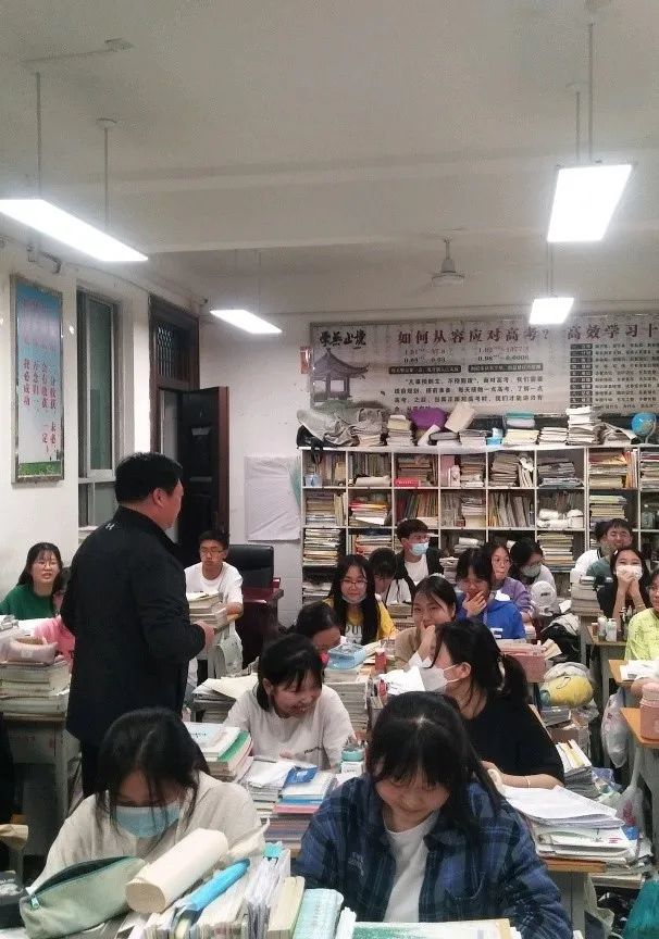 点赞镇巴中学校长的暖心之举今天刷屏了