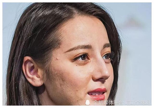 迪丽热巴属于脸部留白很少,一旦脸上的细纹,瑕疵过多就会非常显老
