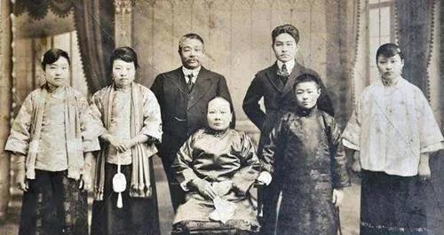 为巴结袁世凯黎元洪将8岁的女儿嫁给袁克玖结果她进了疯人院