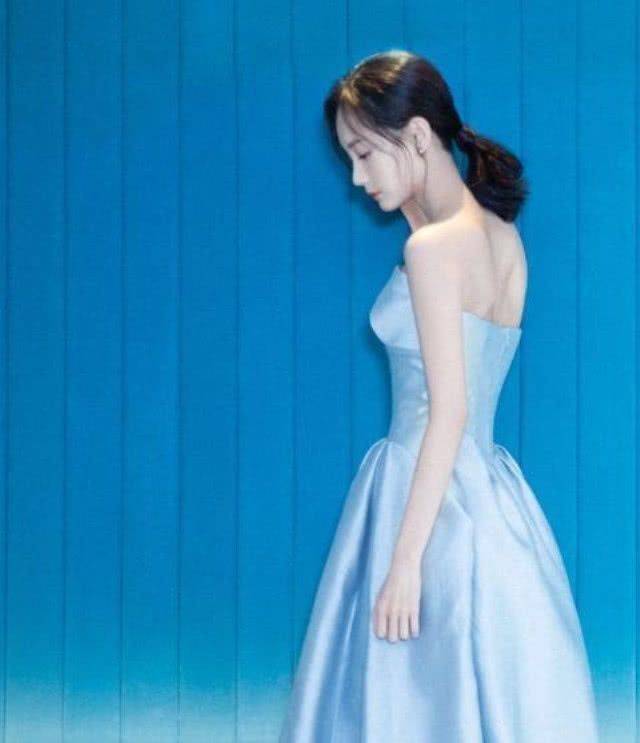 李一桐的身材也是比较瘦的,穿着一件淡蓝色的抹胸裙子,露出自己的香肩