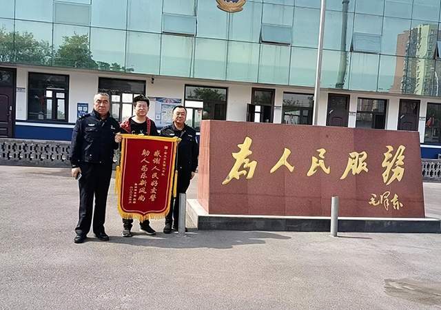 近日,孝义交警市区二中队民警王文磊,孔繁曦在时代大道疫情防控点执勤