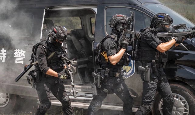 并以执法作战为主要职能的警种(例如swat,公安特警),和隶属于非军事