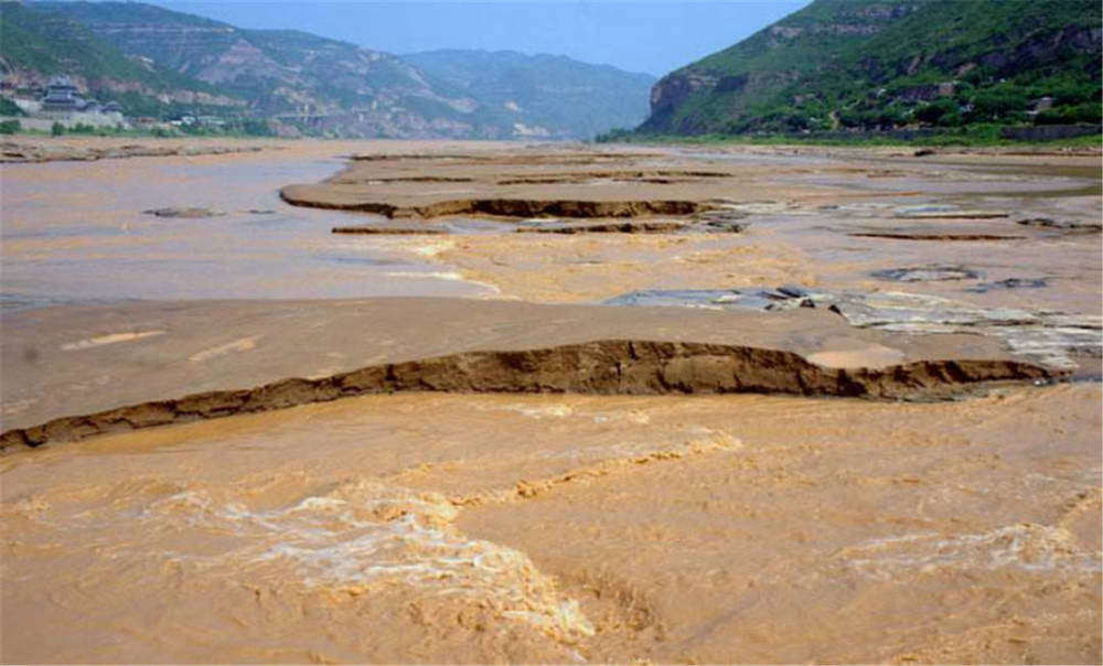 黄河成为地上"悬河,清理河里沉积的泥沙,有几处难点?_腾讯新闻