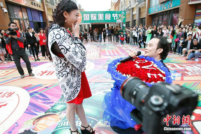 生日当天被求婚 癌症女成最幸福新娘 (组图)