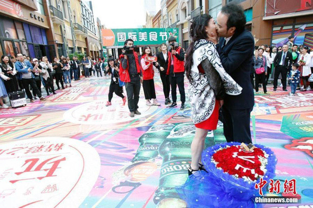 生日当天被求婚 癌症女成最幸福新娘 (组图)