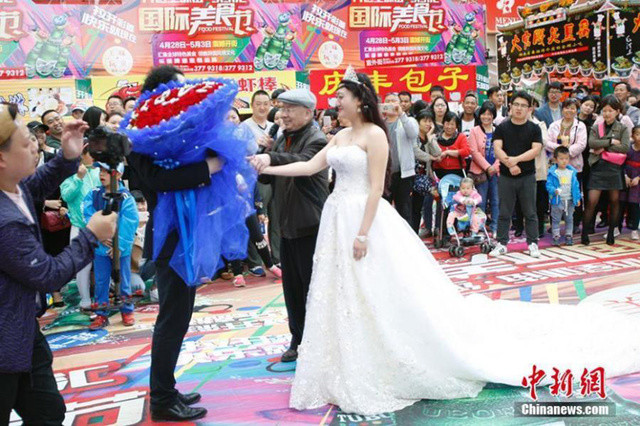 生日当天被求婚 癌症女成最幸福新娘 (组图)