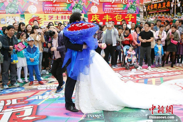 生日当天被求婚 癌症女成最幸福新娘 (组图)