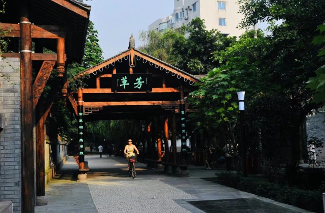 成都高新区芳草街街道辖区位于高新区南部园区北端,北起一环路南三段