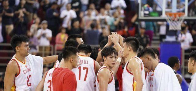 上场,并且杜凤的芜湖首发也不难猜出,堪比nba的首发易建联,张振霖周琦