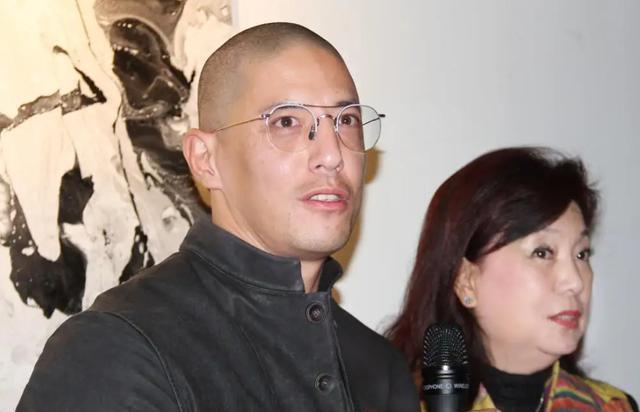 按照夫妻二人的约定,孩子将由林姮怡抚养,蒋友柏需要支付一定的抚养费