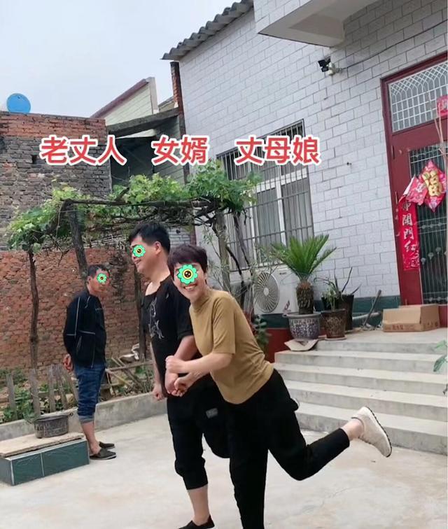 女婿与丈母娘为了拍短视频手拉手跳舞在一旁的老丈人瞪着女婿