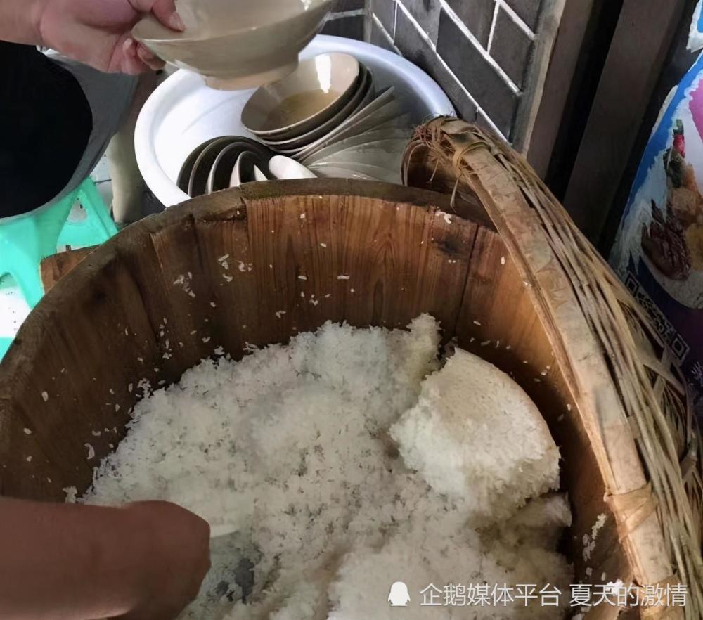 有很多人把这种馆子叫为"棒棒饭",顾名思义就是苦力们吃的饭.