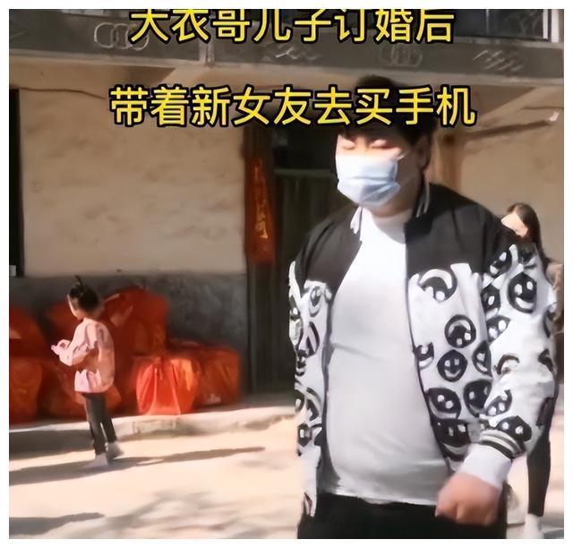 大衣哥新儿媳陈萌晒婚书表白朱小伟没怀孕结婚就要孩子
