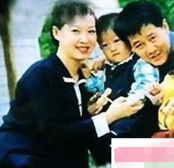 30年前赵本山走红后抛弃农民妻子葛淑珍如今的她过得怎样了