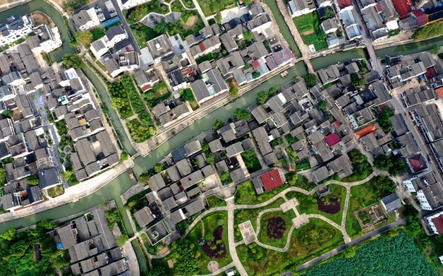 吴兴区义皋古村景区公路沿线的乡村主题公园.