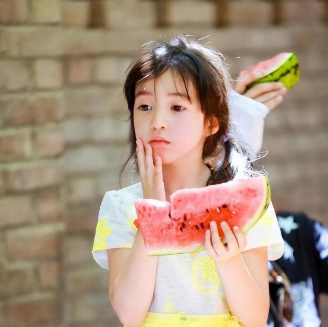 《爸爸去哪儿》夏天近照曝光,皮肤黝黑脸盘大,网友:差点认不出