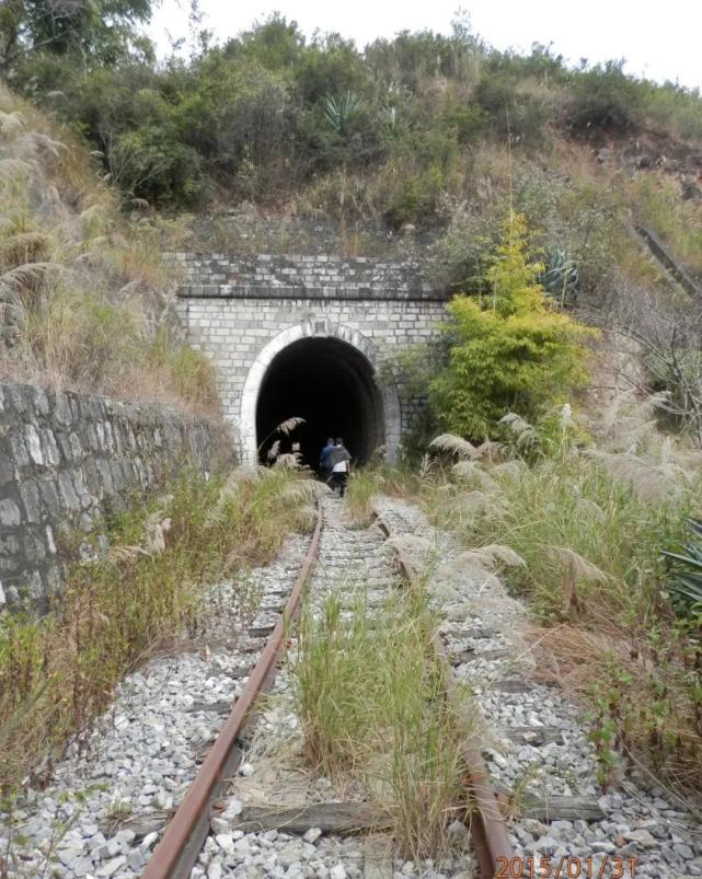 此隧道为个碧石铁路"捌"号隧道,在坝心四家与建水下坡处两站之间.